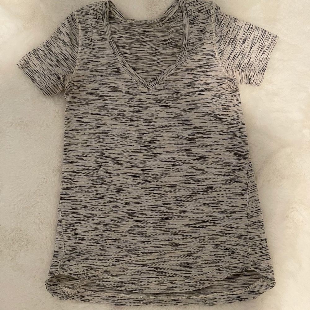 LULULEMON v-neck knit athletic tee